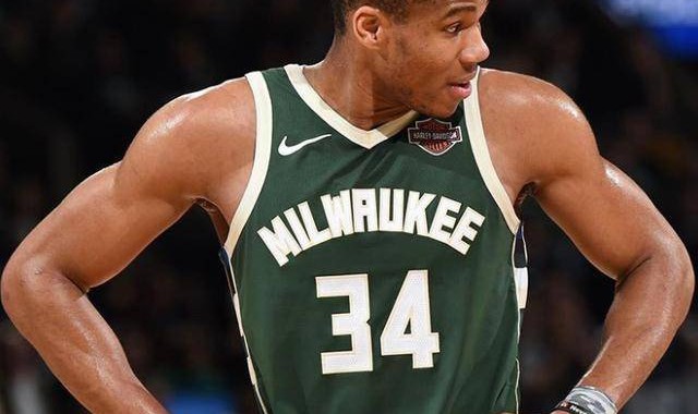  字母哥暴扣统治禁区雄鹿轻取公牛胜利