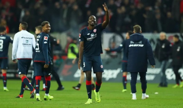  美因茨主场雨战不敌德甲领头羊遭遇挫折  