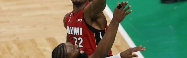  巴特勒强硬突破造杀伤，热火加时险胜雄鹿展韧性