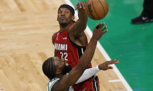  巴特勒强硬突破造杀伤，热火加时险胜雄鹿展韧性