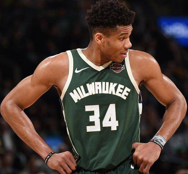  字母哥暴扣统治禁区雄鹿轻取公牛胜利